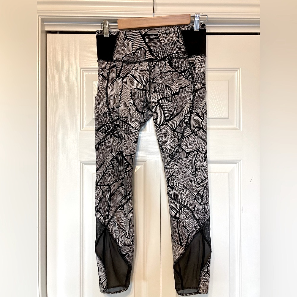 Lululemon 7/8 cropped leggings! (Size 6)